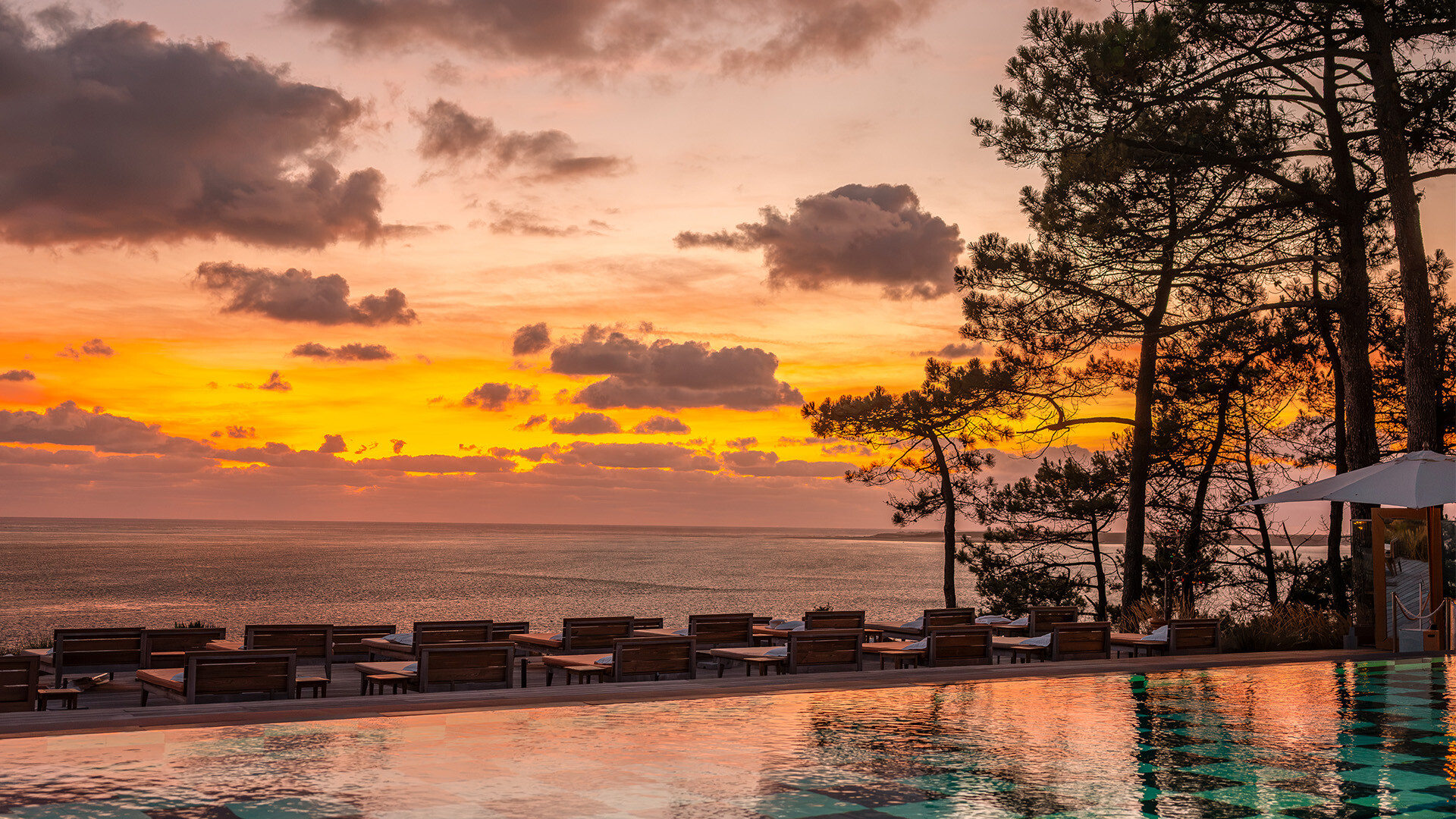 COORNICHE PISCINE COUCHERDESOLEIL